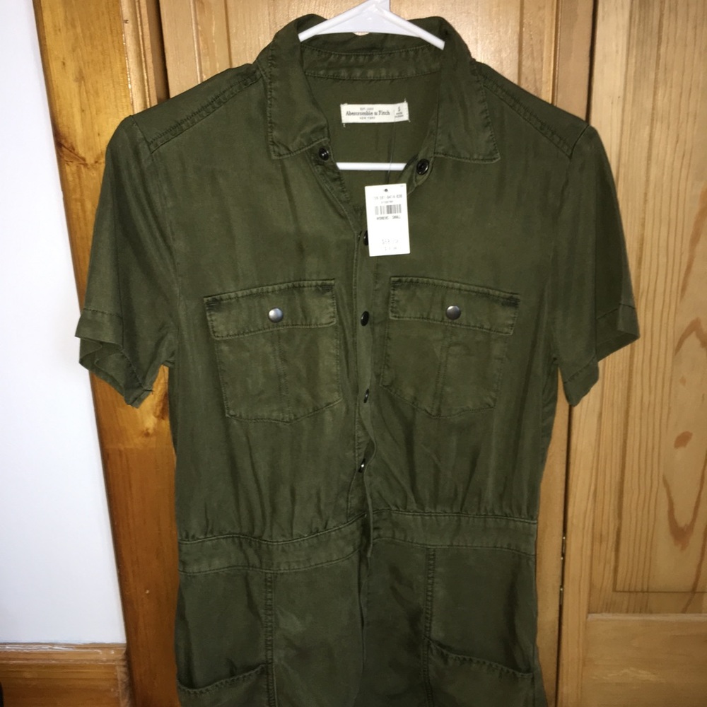 Abercrombie & Fitch green romper. BRAND NEW